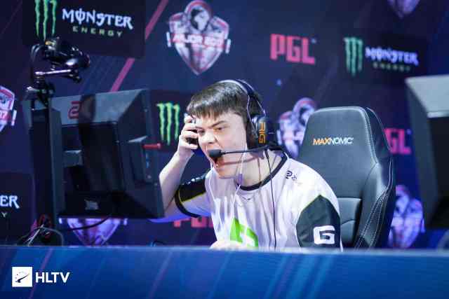 裁判团队由 裁判团队由